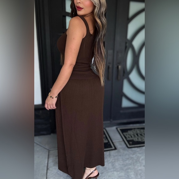 Elegant Brown Sleeveless Dress - Picture 3 of 3